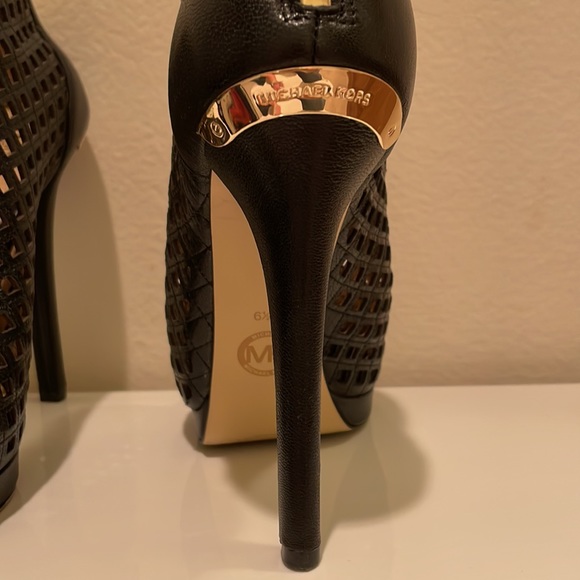 Cute black booties - Picture 4 of 8